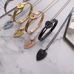 Vòng Tay Ổ Khóa Titan – Dây Chuyền Chìa Khóa Phong Cách  Vòng Tay Ổ Khóa Đính Đá – Dây Chuyền Chìa Khóa Lấp Lánh  Vòng Tay Ổ Khóa Tinh Tế – Dây Chuyền Chìa Khóa Thanh Lịch  Vòng Tay Ổ Khóa Mini – Dây Chuyền Chìa Khóa Dễ Thương - Ngừ Đẹp Vì Lụa