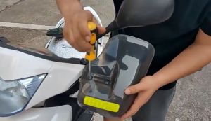 กาดแฮนด์มอเตอร์ไซค์ การ์ดแฮนด์มอเตอร์ไซค์ 26.5*18.5ซม กันลม/กันฝน/กันแดด การออกแบบแถบสะท้อนแสง แบบยาว