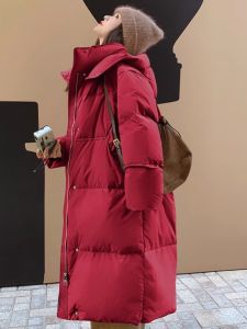 เสื้อแจ็คเก็ตขนเป็ดสีแดงวินเทจสำหรับผู้หญิง ฤดูหนาวปี 2024 ทรงยาวปานกลาง แขนยาว สไตล์ไฮเอนด์ แฟชั่น ฤดูใบไม้ร่วง 2024