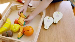 GM Kids ของแท้ USA พร้อมส่ง 1.5-5 ขวบ เล่นทำอาหาร ฝึกหั่น ตัด พัฒนากล้ามเนื้อมือ ผลไม้ Cutting Fruit Set (Melissa & Doug) MD0365