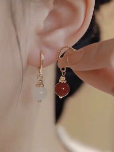 ต่างหูหยกเข็มเงิน 925 สง่างามสําหรับผู้หญิงพร้อมดีไซน์ดั้งเดิม ด้ายสีทองคุณภาพสูงและรายละเอียดอาเกตสีแดง