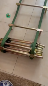 Thang dây thoát hiểm có chân đế chống tường độ dài 5m 10m 15m bao gồm cặp móc. Sản phẩm đã được kiểm nghiệm theo đúng tiêu chuẩn TCVN về PCCC