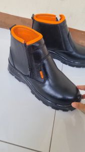 Sepatu safety boots resleting untuk pria