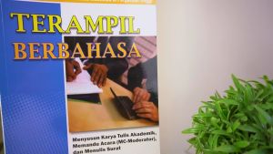 Buku Bahasa Indonesia / Terampil Berbahasa : Menyusun Karya Tulis Akademik Memandu Acara (Mc-moderator) & Menulis Surat / Alfabeta