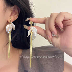 Trendy French Vintage Long Tassel Ear Cuff White Petal Atmosphere Artistic Long Flowing Feather Ear Clip No Piercing Required
