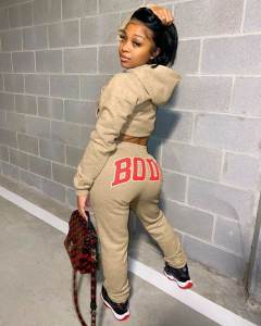 ชุดเสื้อสเวตเตอร์มีฮู้ดสองชิ้น ทรงสั้น สไตล์ลำลอง สำหรับผู้หญิง ชุดกีฬาลำลอง ผ้าโพลีเอสเตอร์ ฤดูใบไม้ร่วง 2021