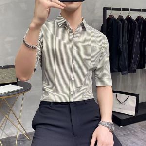 เสื้อเชิ้ตแขนสั้นผ้าไหมน้ำแข็งบางทรงสลิมฟิตสำหรับผู้ชาย ทรงหลวม ทรงปกติ ฤดูร้อน 2023 เสื้อเชิ้ตแขนสั้นลายทาง