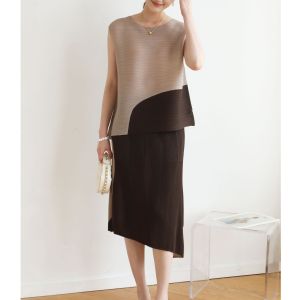 Sunya. 1 counter quality summer Miyake high-end pleated color matching sleeveless fashion design high-end top loose slim t-shirt long skirt suit # 1091/1090