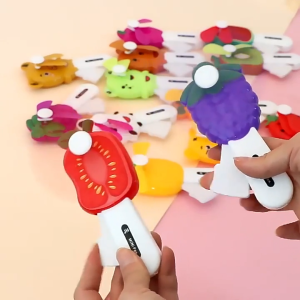Satu Keluarga Kipas Angin Anak Mini Fan Manual Genggam C1313 Mainan Kipas Angin Tangan Anak Portabel