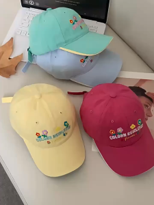 หมวกเบสบอลสีเหลืองสไตล์เกาหลีสำหรับผู้หญิง ฤดูใบไม้ผลิและฤดูร้อน น่ารัก ใช้ได้กับทุกสไตล์ รอบหัวกว้าง ขอบหมวกกว้าง ด้านบนลึก ทำให้ใบหน้าดูเล็ก