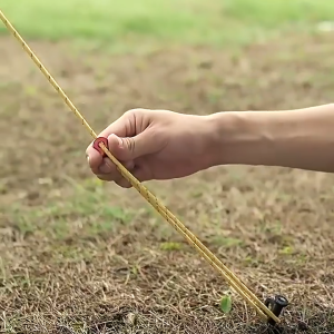 อุปกรณ์แคมปิ้ง เชือกเต้นท์ สมอบกเต็นท์เชือก เชือกสะท้อนแสง เชือกกางเต้นท์ เชือกผูกเต็นท์ เชือกเต็นท์ เชือกสมอบก เชือกแคมป์ปิ้ง เชือกยึดเต้นท์ เชือกเต๊นท์ เชือกเตนท์ เส้นผ่าศูนย์กลาง 4 มิลลิเมตร ความยาว 4 เมตร +6 pcs กับกระเป๋าเก็บของ