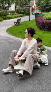 Xe lắc xe chòi chân cao cấp KYOTO với yên xe 2 NGƯỜI kéo theo xe phụ có tay đẩy sau bánh xe lớn có đèn LED tải 80kg