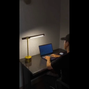 Lampu Meja LED Minimalis Modern Rotatable dengan Desain Mewah Skandinavia Kayu dan Emas