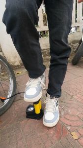 Bơm xe máy xe đạp nhỏ gọn đầu van đa năng đầu van Pháp Mỹ công suất lên tới 160PSI