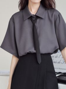 เสื้อเชิ้ตผู้หญิงแขนสั้นผ้าชีฟองทรงหลวมสำหรับเดินทางไปทำงานในฤดูร้อน สีเทาและม่วง คอโปโล ผูกโบว์ เสื้อผ้าทำงาน