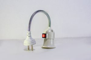 Đuôi đèn lò xo E27 có công tắc dễ bẻ cong xoay 360 độ có phích cắm tiện dụng