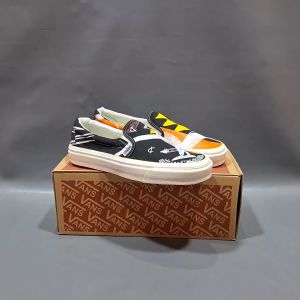SEPATU VANS21 SLIP ON VAULT OG ANAHEIM KARAKTER MOMAH HITAM PUTIH KANVAS 36-43