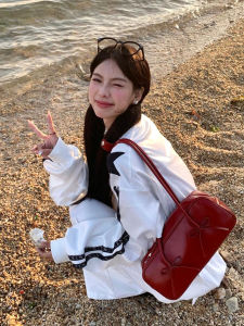 กระเป๋าสะพายไหล่สีแดงสไตล์ย้อนยุค กระเป๋าสตางค์ทรงขนมปังฝรั่งเศสใต้วงแขนสำหรับผู้หญิง กระเป๋าถือสำหรับเดินทางแบบเรียบง่ายและหรูหรา