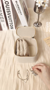 Travel Jewelry Case Small Travel Jewelry Box with 6 Velvet Jewelry Bag Mini Pouch Portable Travel Jewelry Organizer