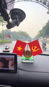 Cờ gắn xe ô tô để bàn làm việc mẫu Công An Nhân Dân Việt Nam tặng kèm nước hoa và thảm cao su chống trượt