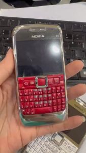 Điện thoại cổ Nokia E71 màu đỏ trắng .Có sạc và pin