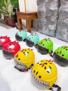 Mũ bảo hiểm trẻ em hình khủng long cho trẻ từ 4-10 tuổi kính trong suốt 8 màu sắc - tiêu chuẩn Cr