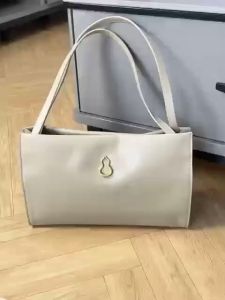 Cowhide single shoulder simple large capacity commuter gourd Tote womens bag half POE Furi square bag