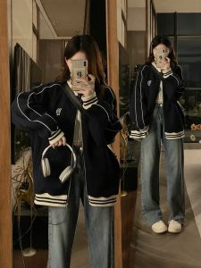 แจ็คเก็ตเบสบอลสไตล์อเมริกันย้อนยุคสำหรับผู้หญิง ฤดูใบไม้ผลิและฤดูใบไม้ร่วง ดีไซน์ลายทาง ทรงหลวม คอตั้ง เสื้อสเวตเตอร์แขนยาว