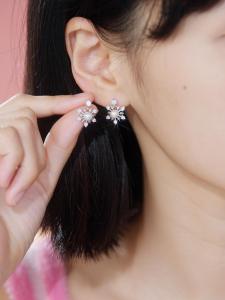 ZHOU LIU FU 周六福 S925 Sterling bạc ngọc trai nước ngọt bông tai thiết kế bông tuyết trang sức thời trang cho đám cưới mặc hàng ngày x0914437