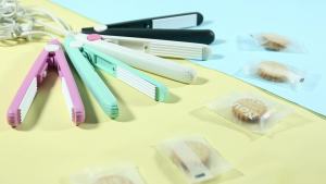 Chip Bag Sealer Portable Bag Sealer Heat Seal Reusable Handheld Kitchen Bag Resealer for Chip Bags Foil Bags Mylar Bags (Black)