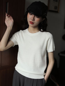 เสื้อยืดคอกลมแขนสั้นถักสีพื้นสำหรับใส่ไปทำงานในช่วงต้นฤดูใบไม้ผลิ เสื้อผ้าทำงานสไตล์ย้อนยุคสำหรับผู้หญิงวัย 18-24 ปี