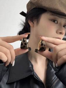 Retro Hong Kong Style Geometric Leopard Print Circle Earrings French Elegance Versatile Commute Daily Cool Tone Earring Pair