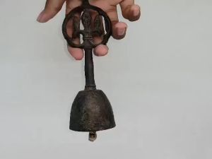 กระดิ่ง สายมู บูชาเทพ กระดิ่ง ทองเหลือง กระดิ่งด้ามจับ กระดิ่งพิธี หล่อ หนา เรียบ เสียงใส ด้ามจับตรีศูล ปากกว้าง 2 นิ้ว HB-028