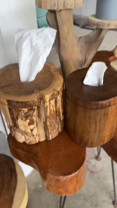 กล่องทิชชูไม้สัก ท่อนไม้ขุด รูปทรงธรรมชาติ (14x16cm) ฝาหมุนล็อค มีแบบผิวเรียบ/ติดเปลือก แต่งร้าน/แต่งบ้าน