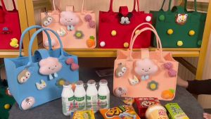 Túi nỉ hoạt hình Túi xách nữa cao cấp đựng hộp cơm giữ nhiệt bình nước sách vở Kích thước 30x20x18cm Nhiều màu