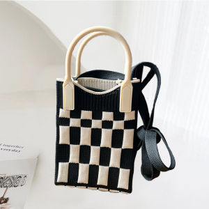 Korean Style Cute Mini Knitted Mobile Phone Bag Heart Shaped Portable Handbag Contrast Color Small Bag for Outdoor Use