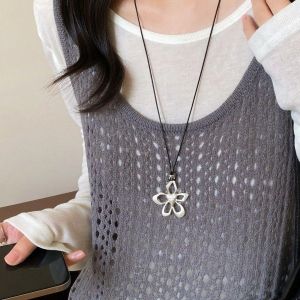 สร้อยคอจี้ดอกไม้ช่องว่าง สร้อยคอผู้หญิง โซ่เชือกสีดำ ปรับความยาวได้ โซ่เสื้อสเวตเตอร์ยาว แฟชั่นฤดูใบไม้ผลิ 2026