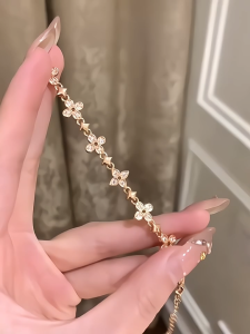 Pan Jia Dora 18K Gold-plated Double-sided Four-leaf Clover Bracelet Retro Four-leaf Clover Square Chain-style Handbag Luxurious Fashion Jewelry for Ladies