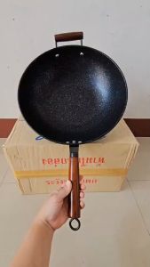 กระทะด้าม กระทะด้ามเคลือบ กระทะเคลือบหินอ่อน กระทะ กระทะนอนสติ๊ก (ทรงลึก/ไม่ติดกระทะ)(มีหูห้อย/ด้ามไม้)ขนาด34ซม.(ตราTK)