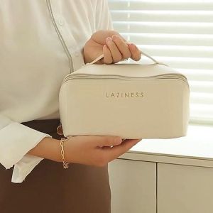 TKGirl ส่งในไทยไวมาก กระเป๋าลำลองแฟชั่นใส่เครื่องสำอาง งานดี พร้อมส่ง 3 สีให้เลือก สาวๆสายแบกที่ชอบการเดินทางต้องห้ามพลาด รุ่นนี้ใส่ของได้จุกมาก ใครสนใจสีไหนรีบตำเลย