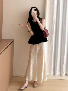 French Heavyweight Black Waist-Cinching Top And Apricot Mini Skirt Set Elegant Fashionable Two-Piece Suit for Women