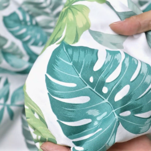 ผ้าคอตต้อน 100% ลายใบมอนสเตร่า พื้นขาว หน้ากว้าง 65 นิ้ว ผ้าเมตร ผ้าหลา