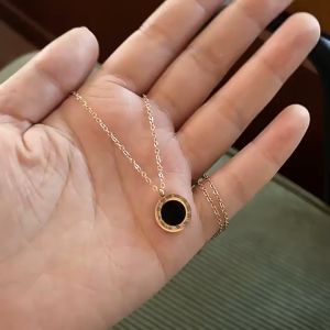 Ladamas Kalung Titanium Liontin Bulat Hitam Putih 2 Sisi Warna Dengan Angka Romawi Kalung Harian KT153