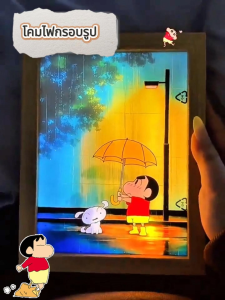 Crayon Shin-chan โคมไฟตั้งโต๊ะ Led กรอบรูปไม้ 3 สี โคมไฟกรอบรูป ไฟกลางคืน หรี่แสงได้ ปลั๊ก USB ของขวัญสร้างสรรค์ ของขวัญตกแต่งบ้าน