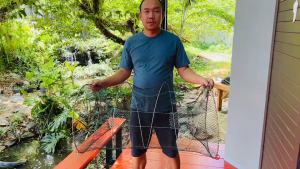 【จัดส่งจากกรุงเทพฯ】กรงปลา ตาข่ายจับปลาแบบพับได้ กรงดักปลาและกุ้งแบบสปริงยืดอัตโนมัติ พร้อมที่วางเหยื่อ ขนาด 50*90 cm