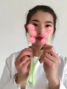 A Facial Massager Featuring Floral Massage Rollers Designed for V-Shaped Facial Tightening and Lifting Practical Beauty Tool