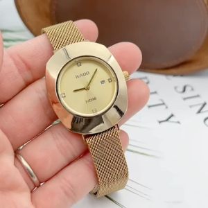 นาฬิกาข้อมือผู้หญิง แบรนหรูสายแม่เหล็ก พร้อมวันที่ดีไซน์ ทันสมัย สายไม่ต้องตัด สายแม่เหล็ก แถมกล่องดำแบรนด์ฟรี