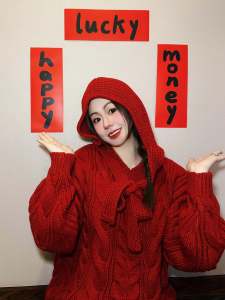 เสื้อสเวตเตอร์คอวีผ้าขนสัตว์สีแดงสำหรับผู้หญิงในช่วงปีใหม่และคริสต์มาส ดีไซน์เก๋ไก๋ พร้อมหมวกและโบว์ผูกคอ เสื้อผ้าผู้หญิง