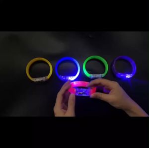 Yumi สายรัดแขน พร้อมไฟ LED 6 สี ใช้แบตเตอรี่ กำไลข้อมือ Charm Bracelets