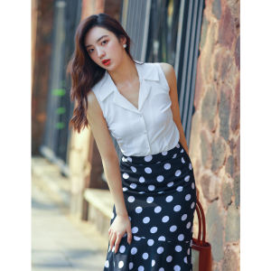 เสื้อเชิ้ตแขนกุดสีขาวสไตล์ฮ่องกงย้อนยุคสำหรับผู้หญิงในช่วงฤดูร้อน เสื้อเชิ้ตคอโปโลทรงสลิมฟิตแบบสวมหัว